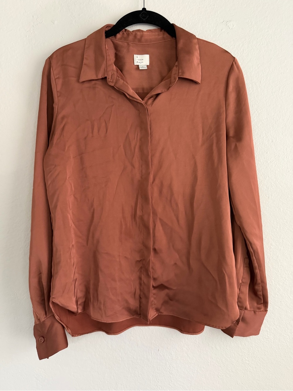 Women’s Long-Sleeve Button-Up Shirt in Brown